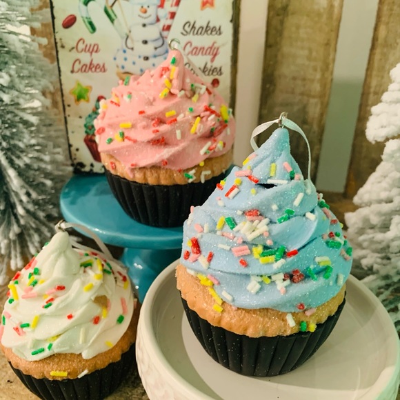 3 Pastel Cupcakes with Sprikles - Picture 3 of 6